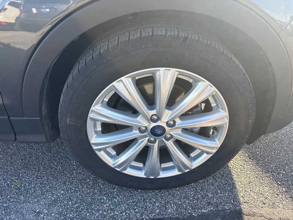 2019 Ford Escape SEL photo 4