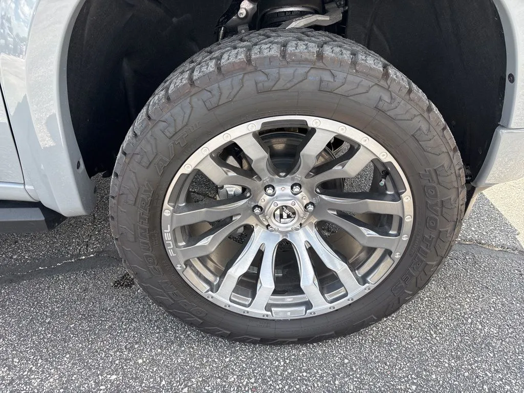 2025 Chevrolet Silverado 1500 RST photo 3