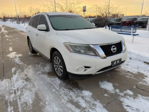 White 2013 Nissan Pathfinder S for sale in Newton, IA
