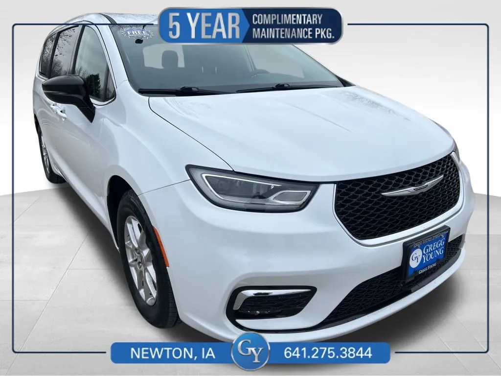 2024 Chrysler Pacifica Touring L's photo