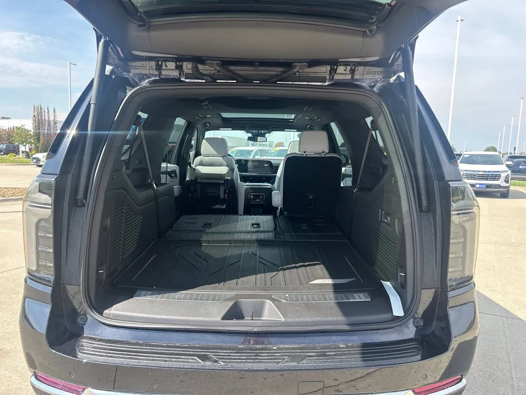 2026 Chevrolet Suburban Premier - Photo 11
