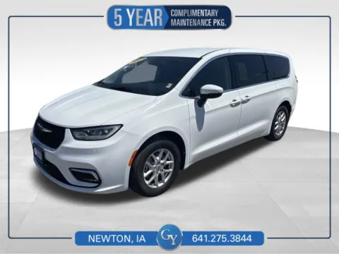 White 2023 Chrysler Pacifica Touring L for sale in Newton, IA