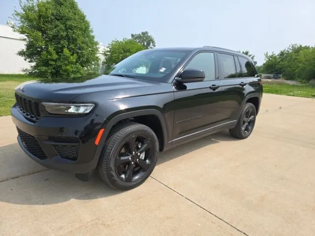 2022 Jeep Grand Cherokee Altitude for sale in Newton, IA