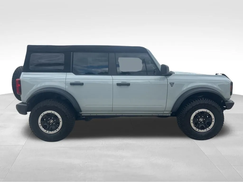 2023 Ford Bronco Base photo 3