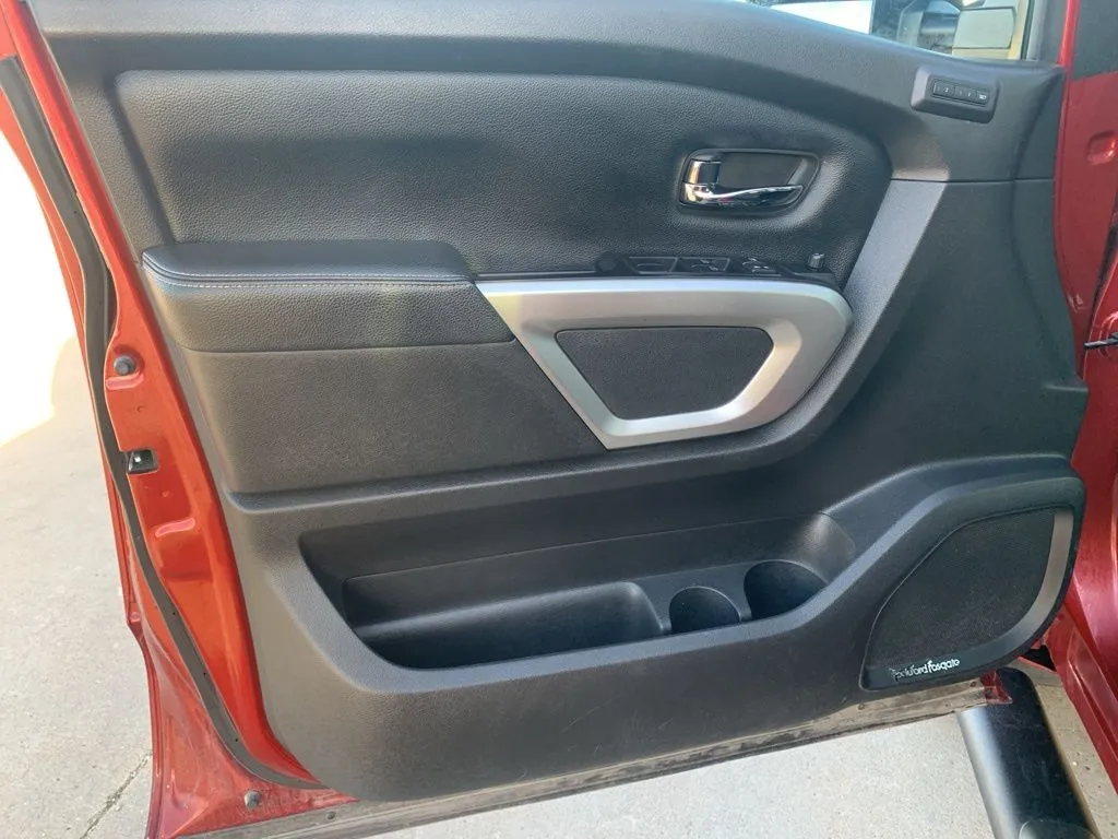 2018 Nissan Titan PRO-4X Crew Cab photo 3
