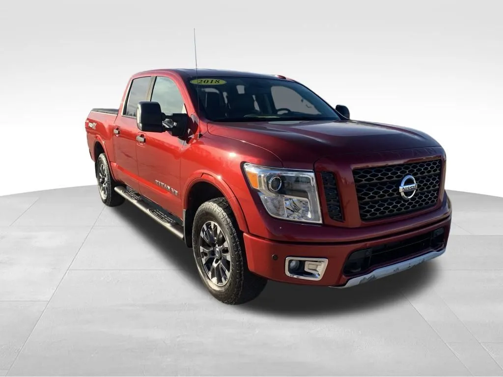 2018 Nissan Titan PRO-4X Crew Cab photo 2