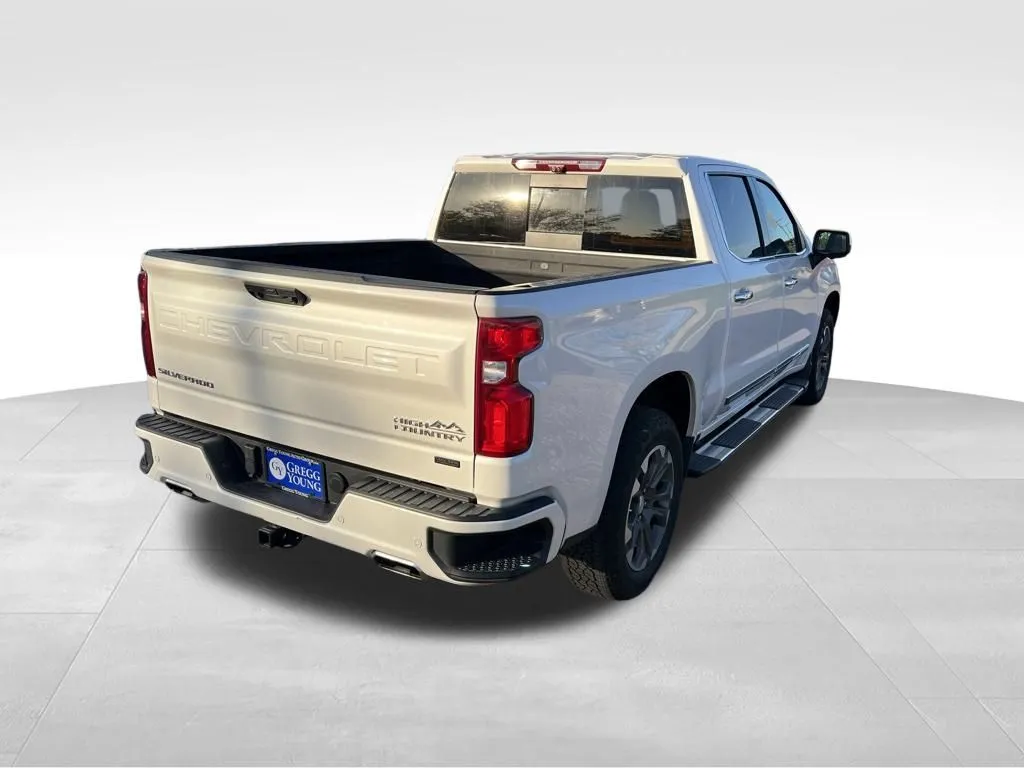 2023 Chevrolet Silverado 1500 High Country photo 3