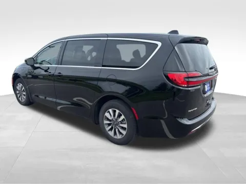More photos of 2024 Chrysler Pacifica Hybrid Select at Gregg Young Chevrolet of Norwalk, IA