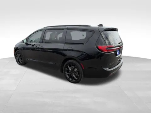 More photos of 2023 Chrysler Pacifica Touring L at Gregg Young Chevrolet of Norwalk, IA