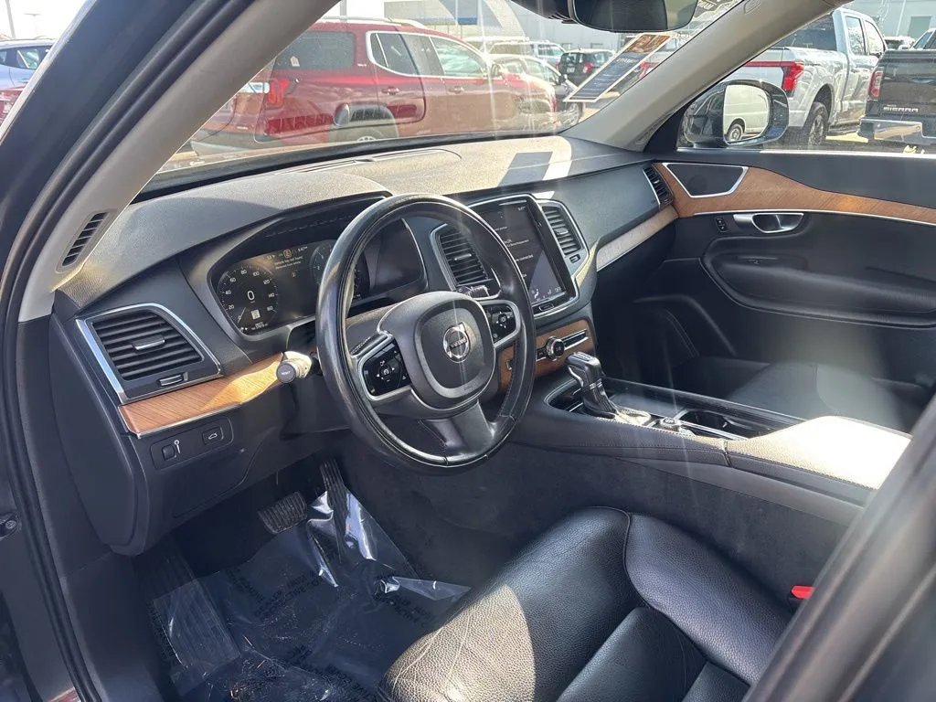 2022 Volvo XC90 T6 AWD Momentum photo 4