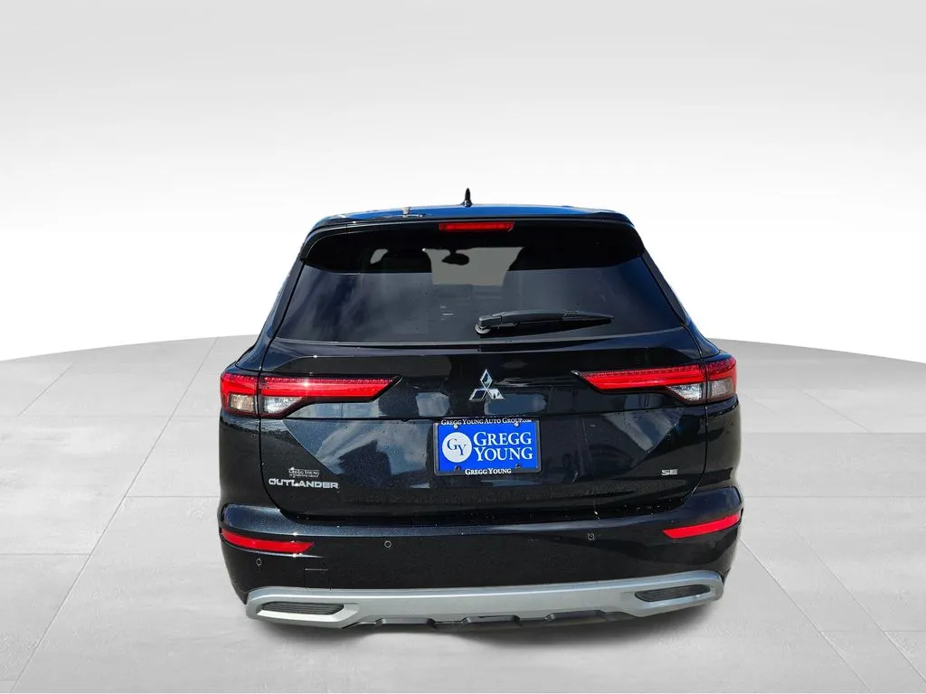 2024 Mitsubishi Outlander SE photo 2