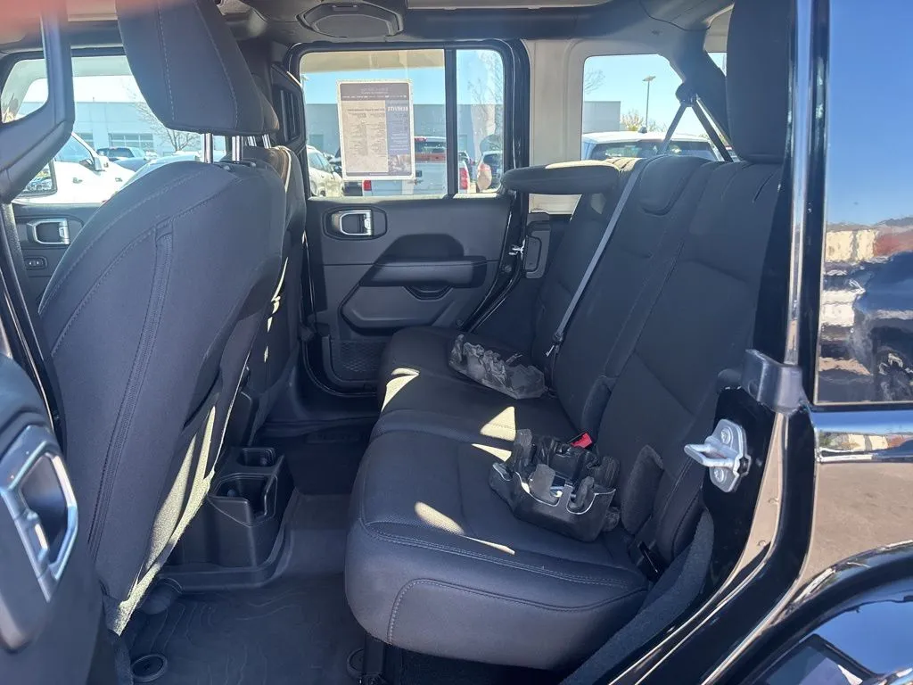 2022 Jeep Wrangler Unlimited Sahara - Photo 36