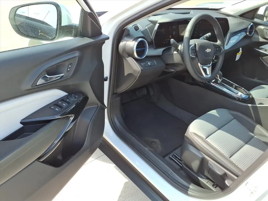 2025 Chevrolet Trax LT photo 4