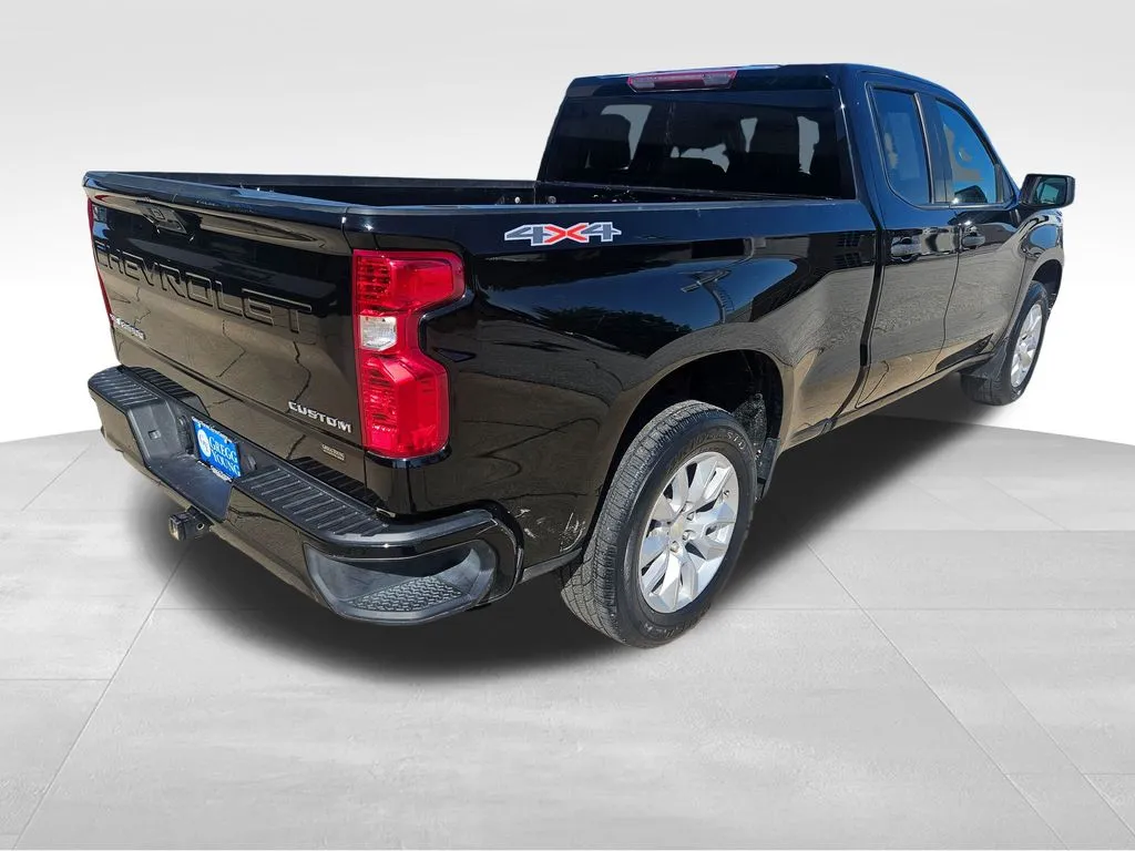 2022 Chevrolet Silverado 1500 Custom photo 3