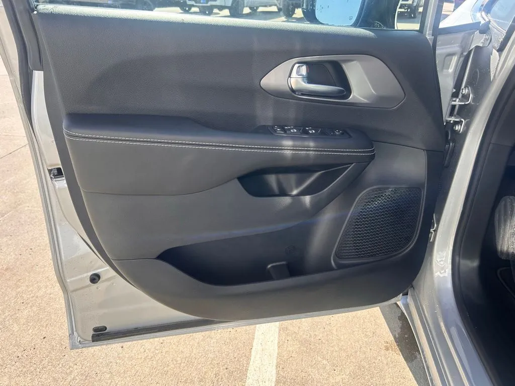 2026 Chrysler Voyager LX - Photo 13