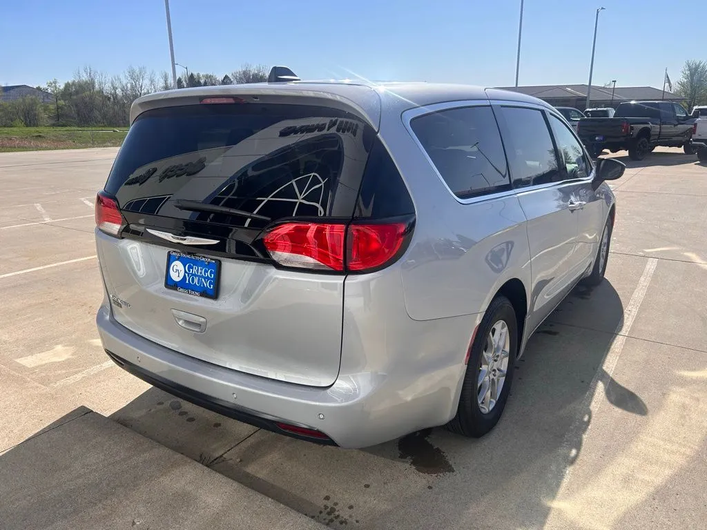 2026 Chrysler Voyager LX - Photo 6