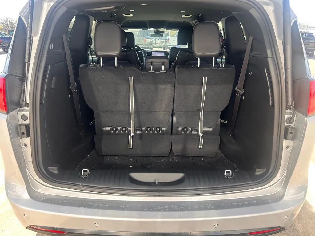 2026 Chrysler Voyager LX - Photo 11