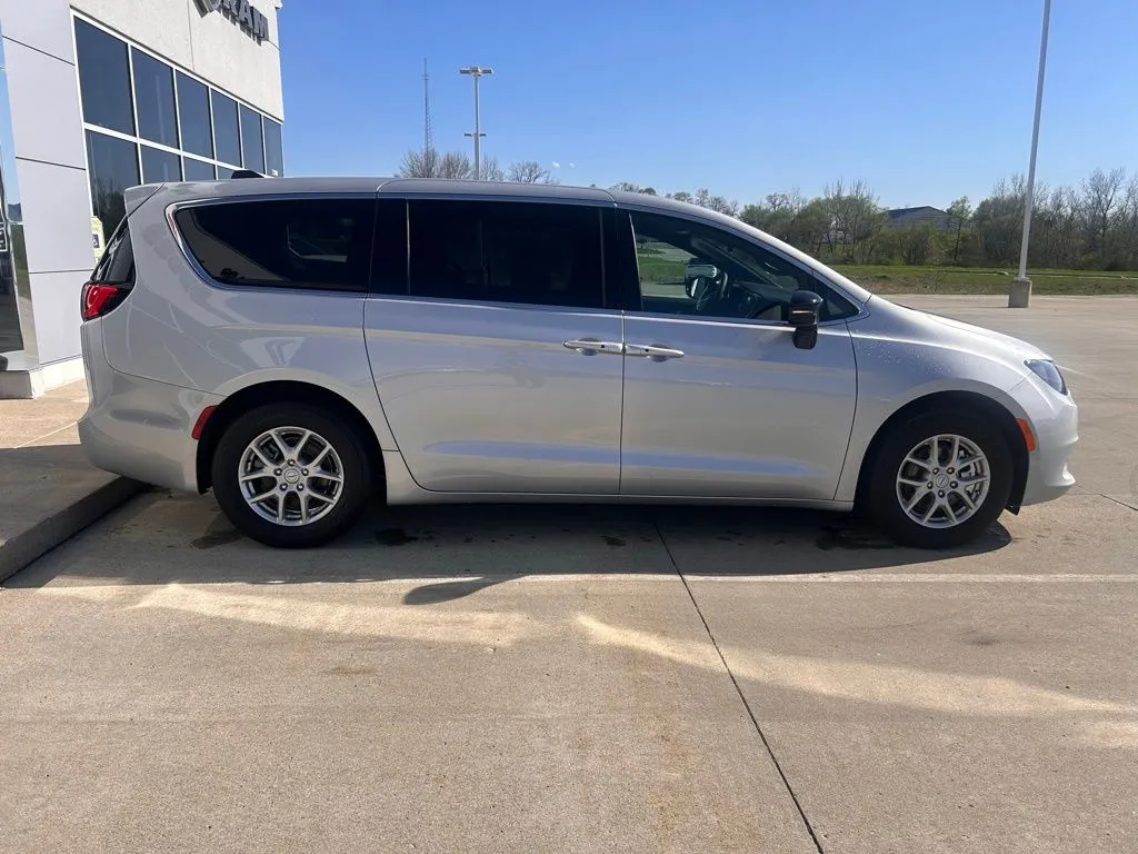 2026 Chrysler Voyager LX - Photo 7