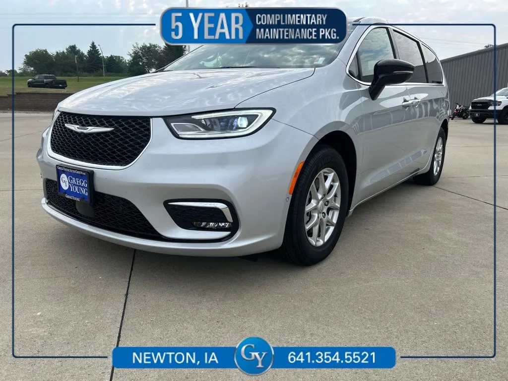 Silver 2026 Chrysler Pacifica Select for sale in Newton, IA