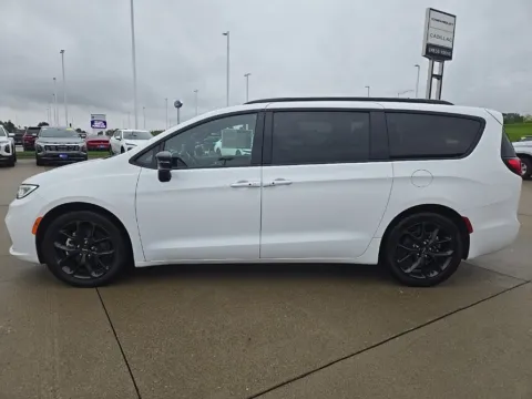 Another view of 2025 Chrysler Pacifica Limited for sale in Newton, IA at Gregg Young of Newton