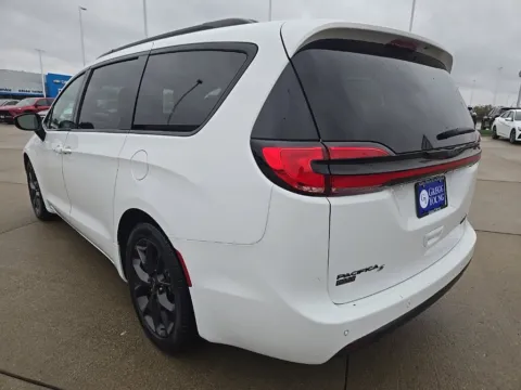 More photos of 2025 Chrysler Pacifica Limited at Gregg Young of Newton, IA