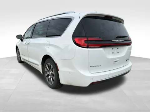 More photos of 2023 Chrysler Pacifica Hybrid Pinnacle at Gregg Young of Newton, IA