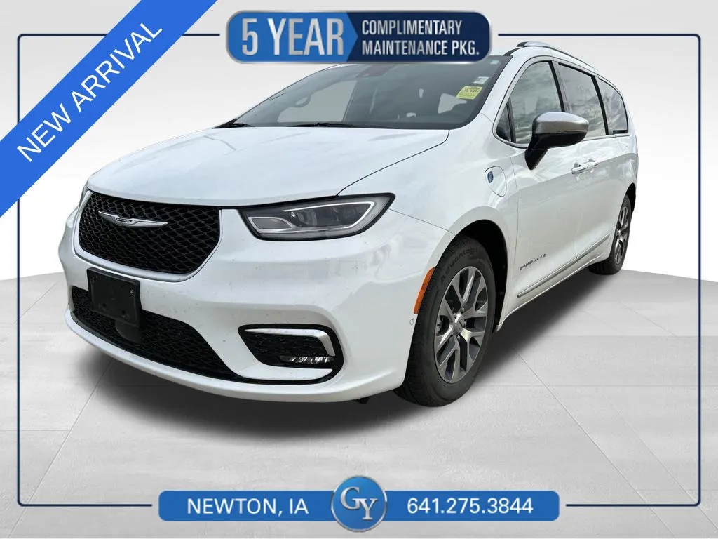 White 2023 Chrysler Pacifica Hybrid Pinnacle for sale in Newton, IA