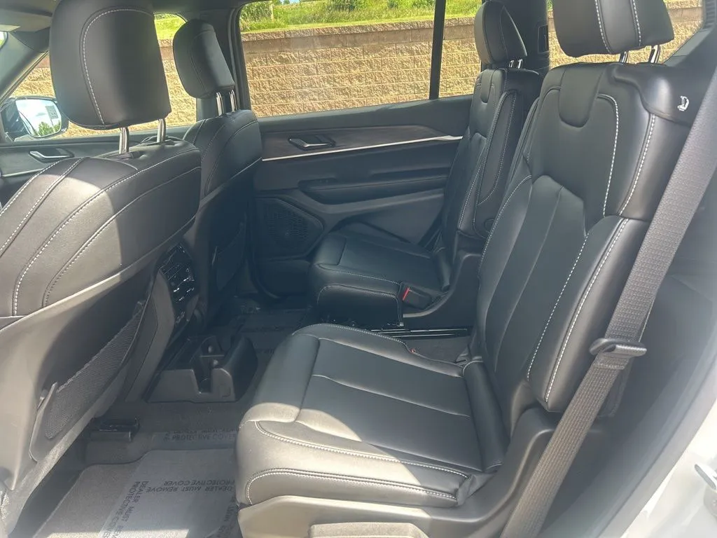2025 Jeep Grand Cherokee Limited photo 3