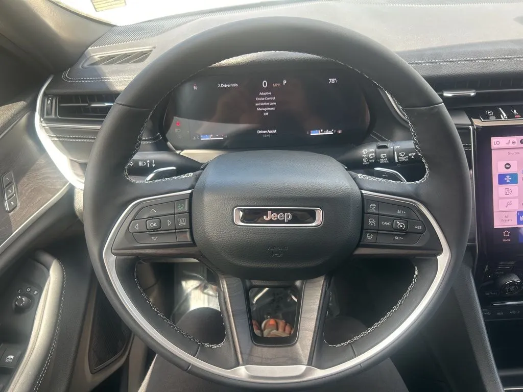 2025 Jeep Grand Cherokee Limited photo 4