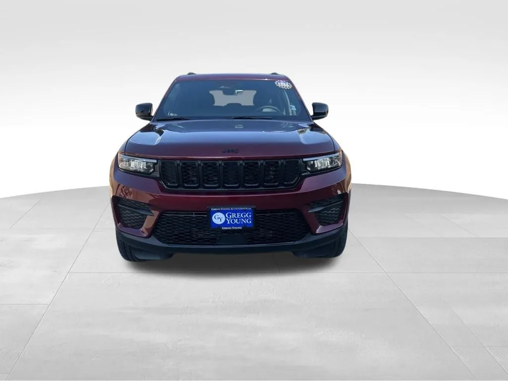 2025 Jeep Grand Cherokee Altitude photo 3