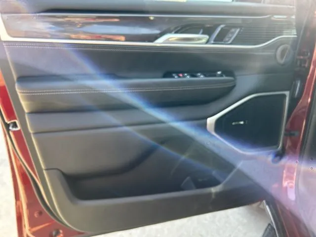 2024 Jeep Wagoneer Base photo 3