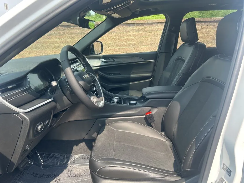 2025 Jeep Grand Cherokee Altitude X photo 4