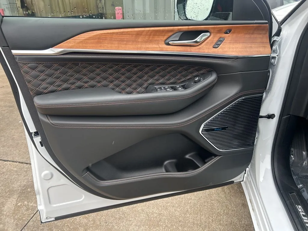 2025 Jeep Grand Cherokee Summit Reserve photo 4