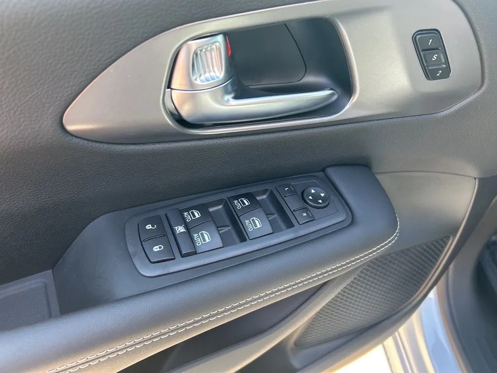 2026 Chrysler Pacifica photo 4