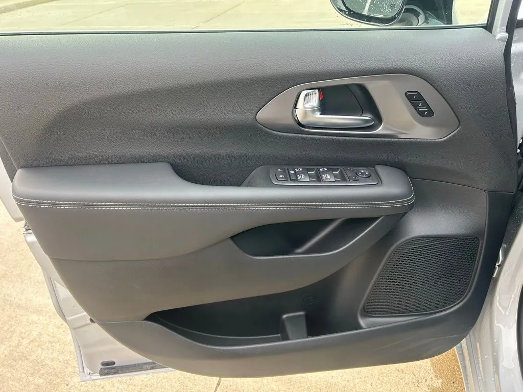 2026 Chrysler Pacifica Select - Photo 21