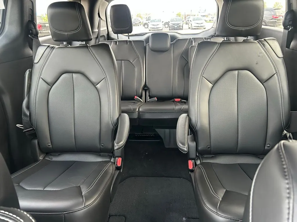 2026 Chrysler Pacifica Select - Photo 23