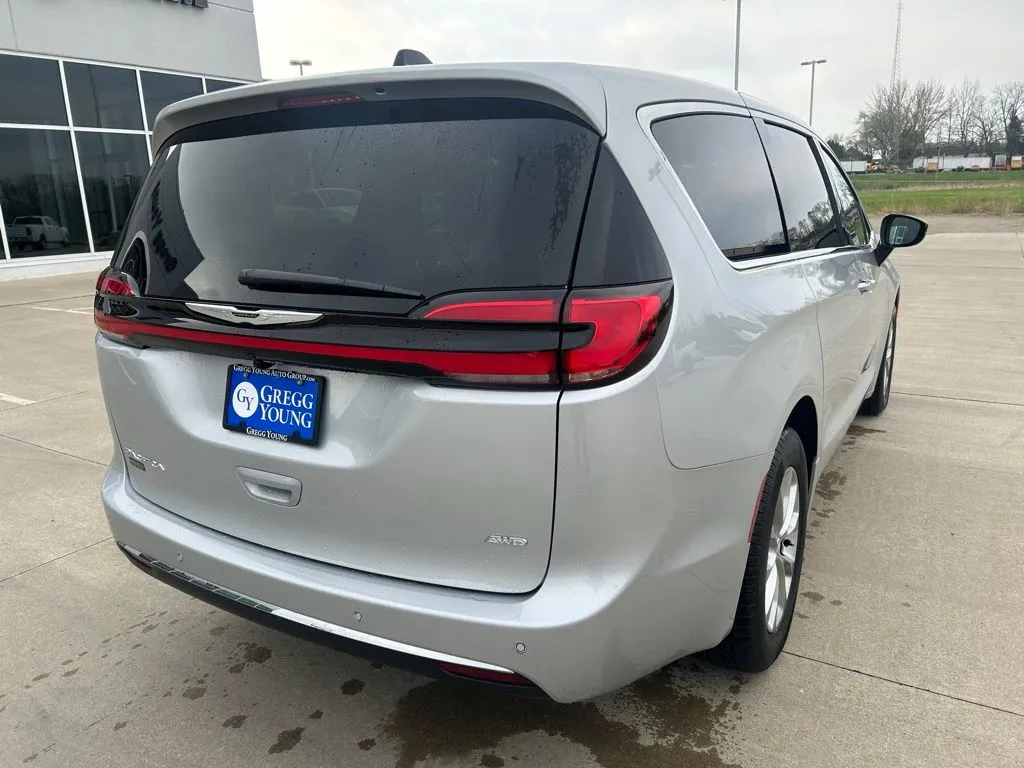 2026 Chrysler Pacifica Select - Photo 6