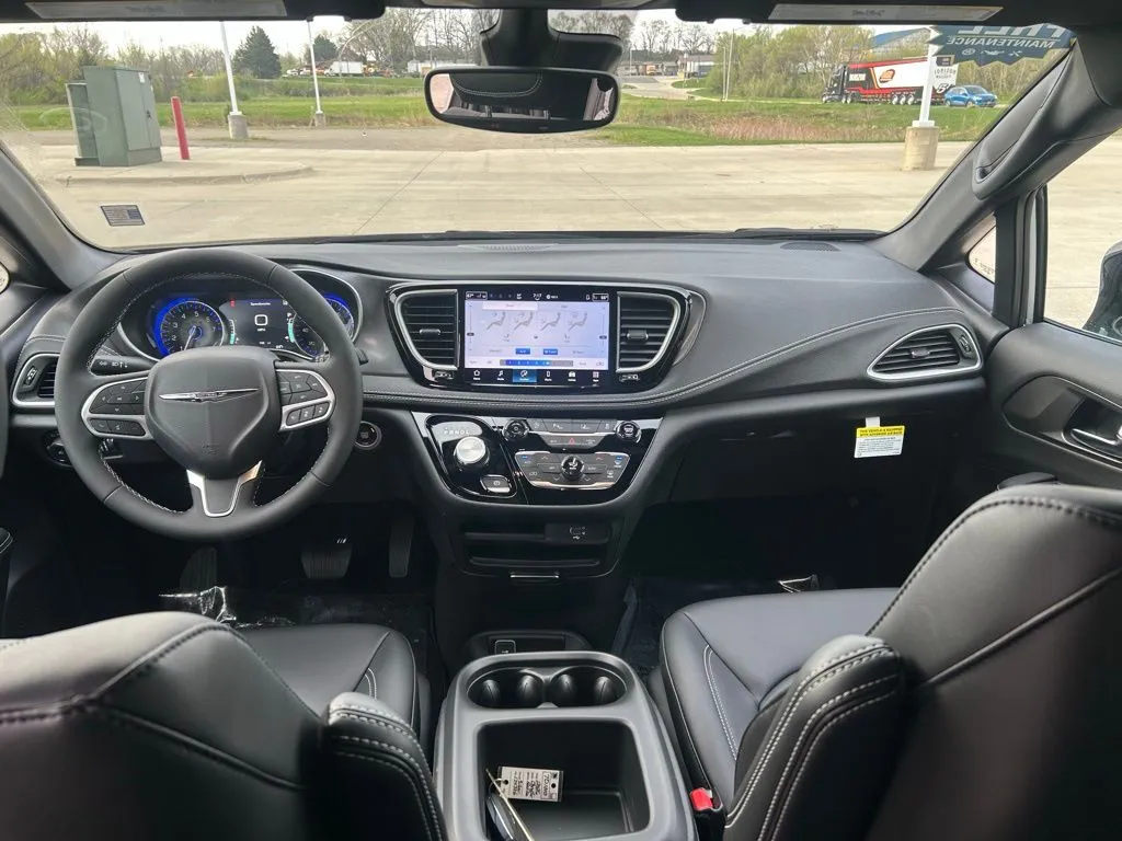 2026 Chrysler Pacifica Select - Photo 17
