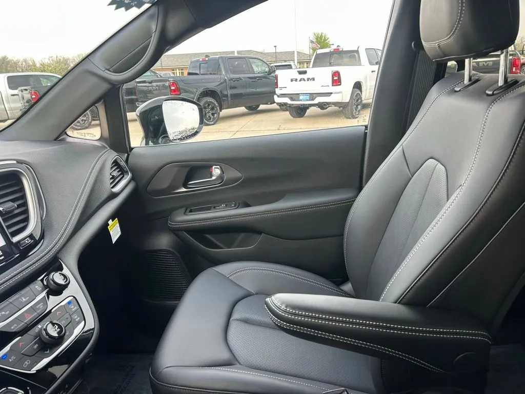 2026 Chrysler Pacifica Select - Photo 24