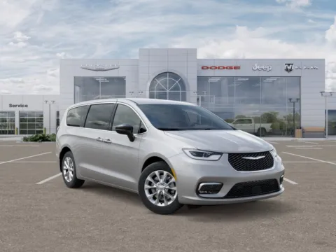 More photos of 2026 Chrysler Pacifica Select at Gregg Young of Newton, IA