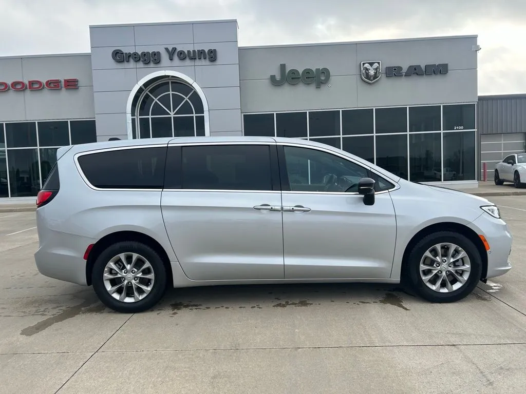 2026 Chrysler Pacifica Select - Photo 7