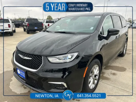 Black 2026 Chrysler Pacifica Select for sale in Newton, IA