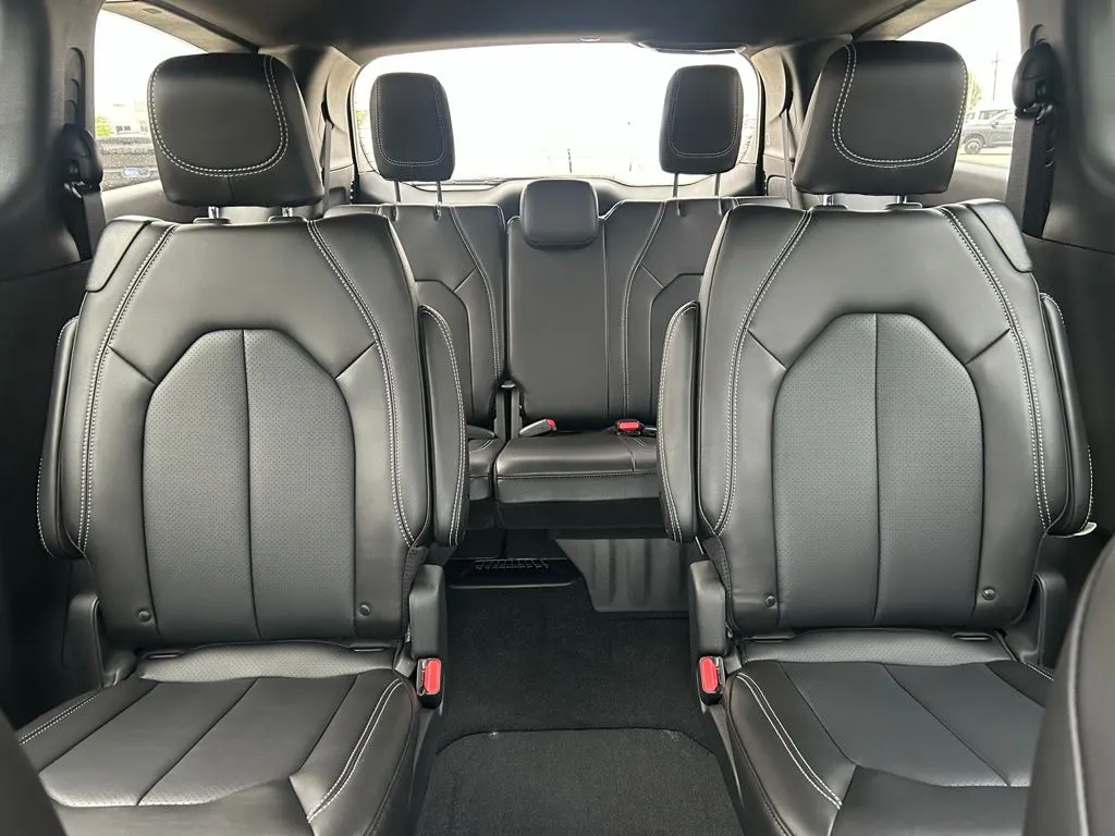2026 Chrysler Pacifica Select - Photo 23