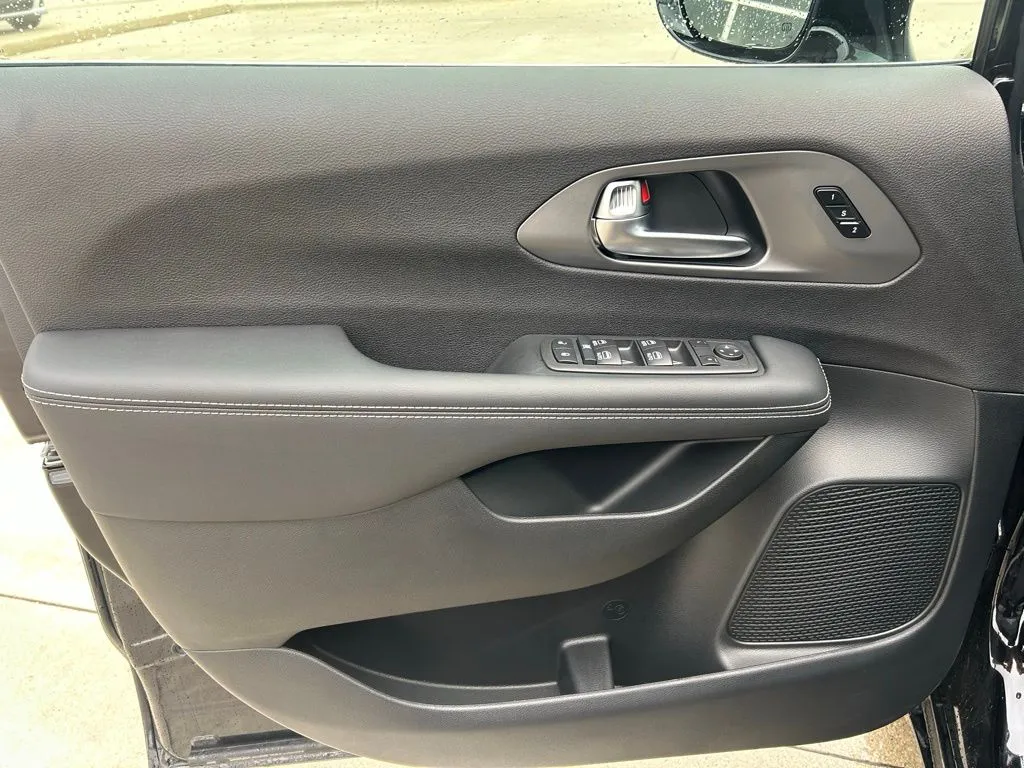 2026 Chrysler Pacifica Select - Photo 21