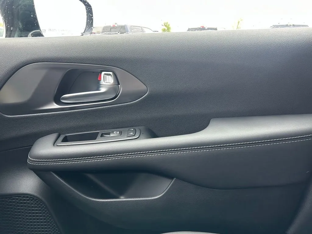 2026 Chrysler Pacifica Select - Photo 25