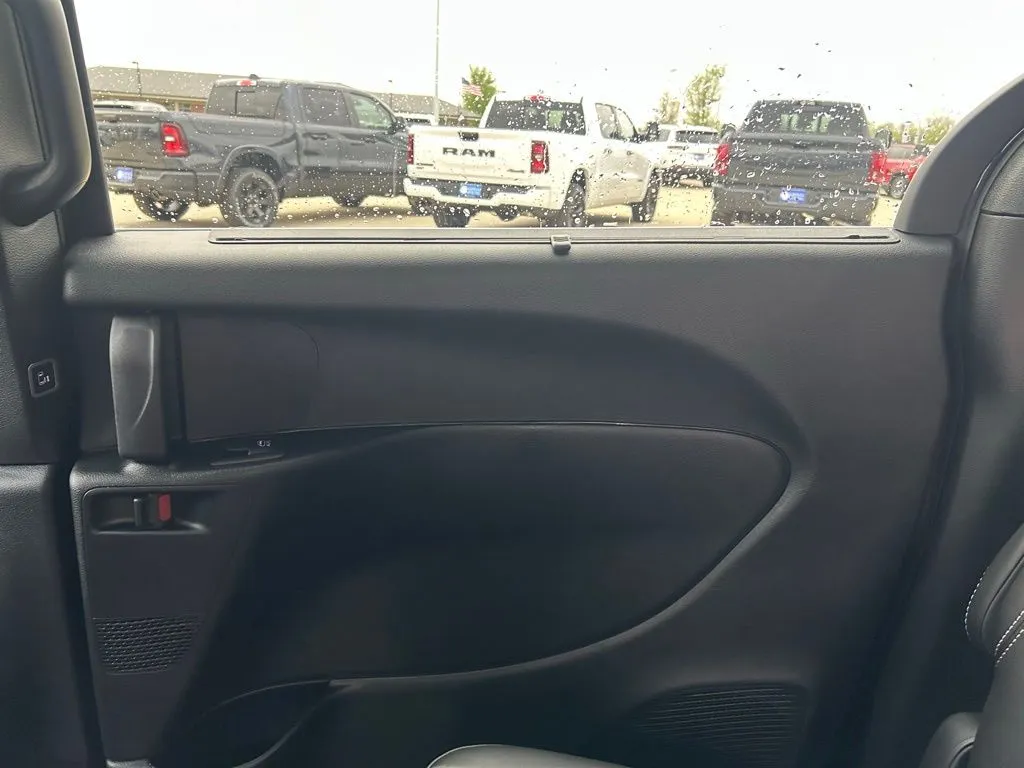 2026 Chrysler Pacifica Select - Photo 15
