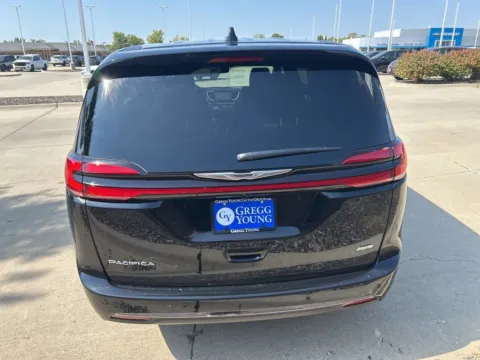More photos of 2026 Chrysler Pacifica Select at Gregg Young of Newton, IA