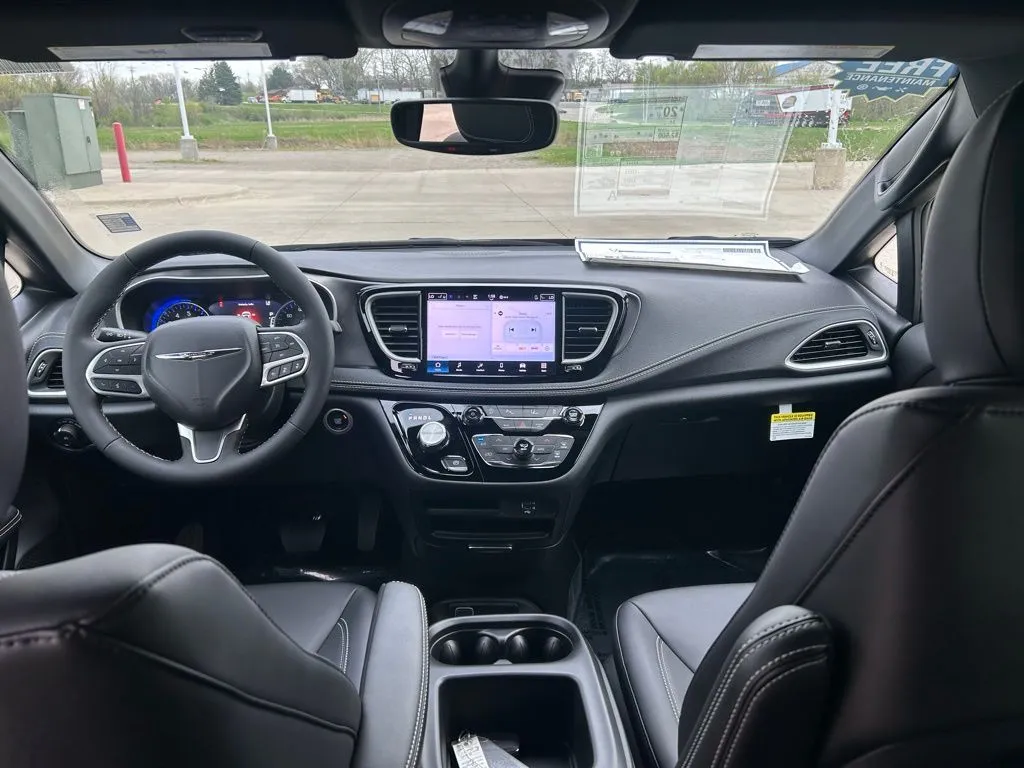 2026 Chrysler Pacifica Select - Photo 17