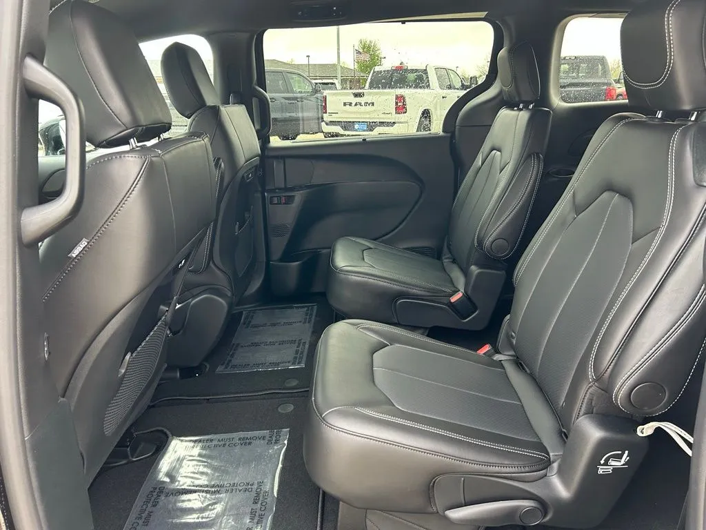 2026 Chrysler Pacifica Select - Photo 13