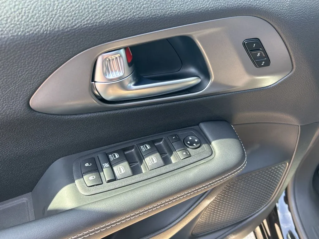 2026 Chrysler Pacifica photo 3